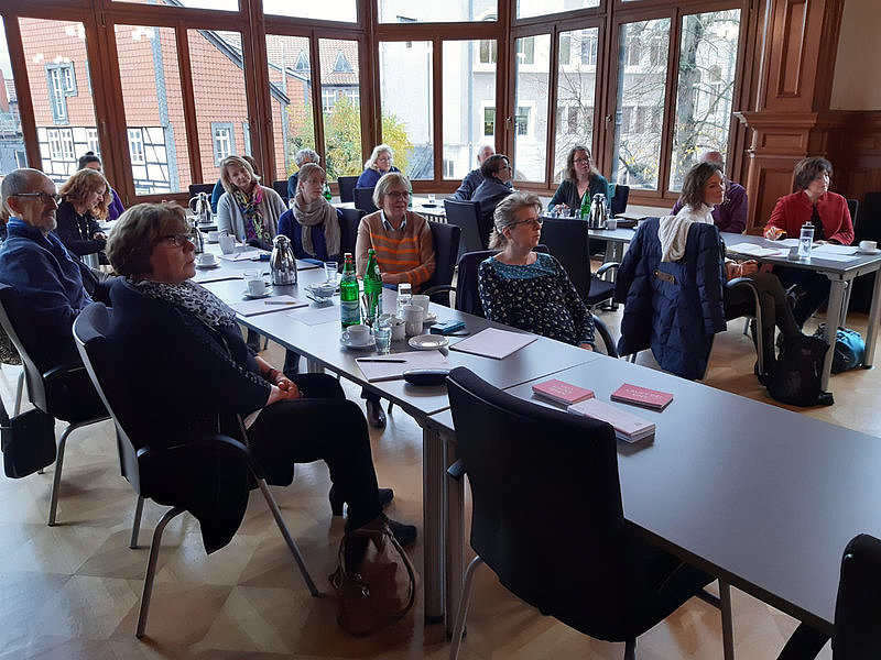 Menschen am Tisch im Gartensaal vom Stiftungshaus während einer Veranstaltung